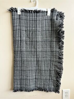 NWT DKNY Houndstooth Black And White Plaid Blanket Scarf With Fringe OS
